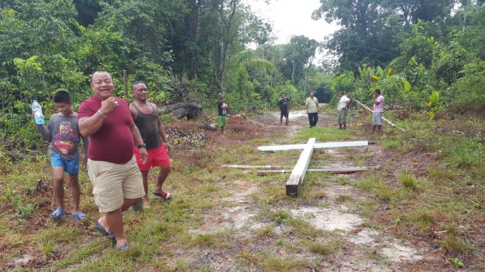 A3-Mgr. Choennie zegent begraafplaats-afb2-16-2204