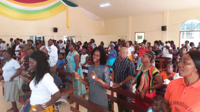 A3-Zondagse viering in Moengo-13-1404-01